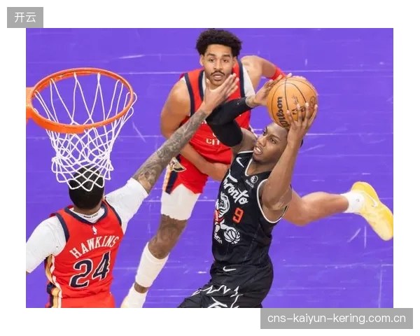 NBA篮板争抢的激烈瞬间：跌倒三人震撼全场