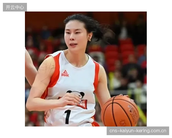 女篮队医临场救治挽救球队关键球员的生命奇迹